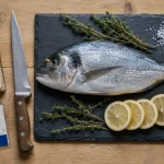 Dorade royale entière, prête à préparer sur planche