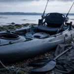 Kayak de mer peche : pagaie et gouvernail sur grève rocheuse