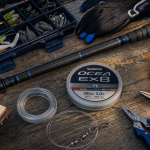 Materiel de peche en mer : canne, moulinet et ligne sur table