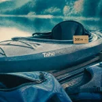 Bic kayak rigide sur quai, pagaie et gilets