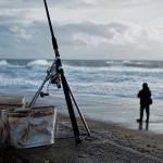Peche surf casting sur digue, canne et fil tendu, marée haute