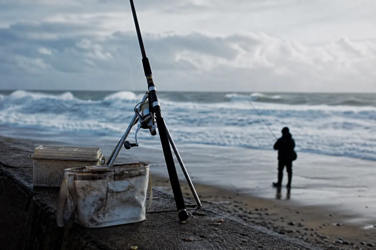 Peche surf casting sur digue, canne et fil tendu, marée haute