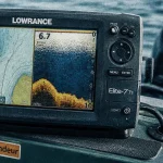 Combiné sondeur et gps sur console de bateau en pêche